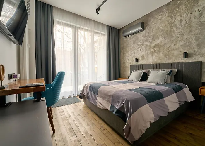 Luxury 2 Bedroom Apartment - Private Garden